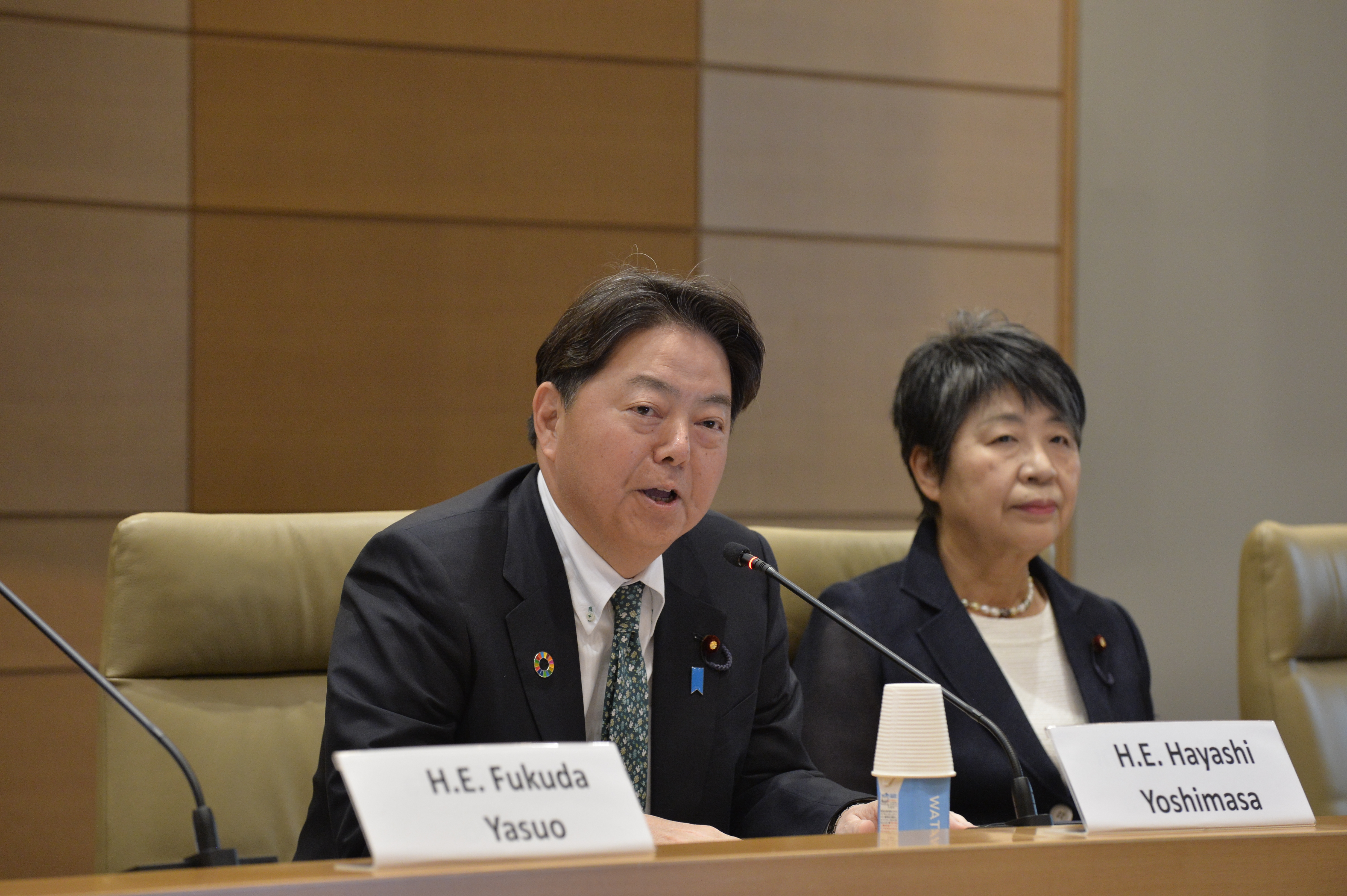 （左）林芳正 外務大臣・JPFP幹事、（右）上川陽子 衆議院議員・JPFP会長　©APDA