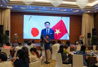 ワン・ストップ・サービス・センター開所式にて挨拶をする在ベトナム日本国大使館の岡部公使。@UNFPA