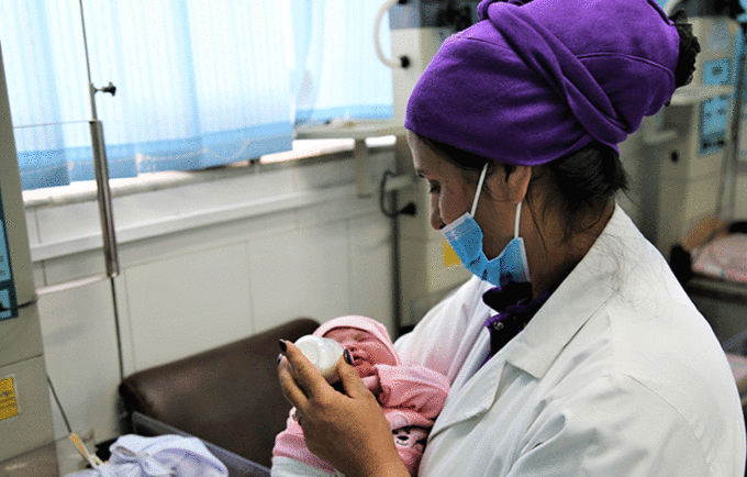 アフガニスタン首都カブールのマラライ産院で、新生児のケアをするシャハラ・オルズガニ助産師長 ©UNFPAアフガニスタン