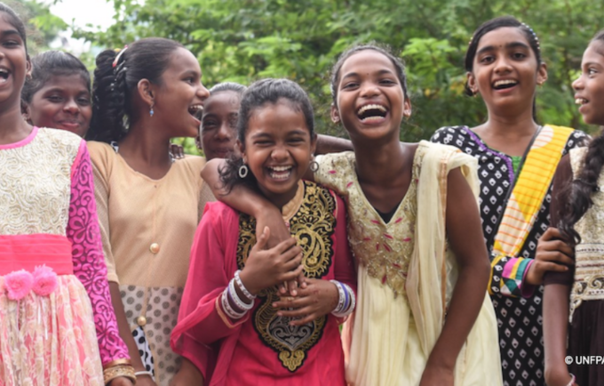 UNFPAの月経に関する健康と衛生プロジェクトによって支援を受けた少女たち。@UNFPA India
