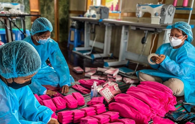 パイロットプロジェクトの一環として生理用ナプキンを製造する女性たち。必要としている人々に衛生用品を配布し、女性に収入を得る機会を与えるという二重のインパクトを生み出しています。 ©UNFPA Myanmar 