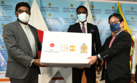 在スリランカ日本大使館の水越英明大使（右）とUNFPAスリランカ事務所代表のクンレ・アデニイ（中央）が、同国の保健大臣（左）にセクシュアル・リプロダクティブ・ヘルス（SRH）を守るために必要な医薬品と物資を手渡しました。