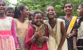 UNFPAの月経に関する健康と衛生プロジェクトによって支援を受けた少女たち。@UNFPA India