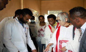 在エチオピア日本国大使館の伊藤恭子特命全権大使（右から2人目）とUNFPAエチオピア事務所 代表のスザンヌ・マンドングがティリリ保健センターを訪問©︎UNFPAEthiopia