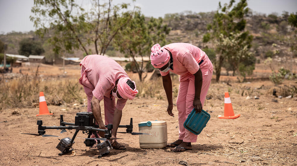 ベナン共和国アタコラ県フィル―で、ドローンが運んだ医薬品を受け取る助産師たち © UNFPA/Olympia de Maismont