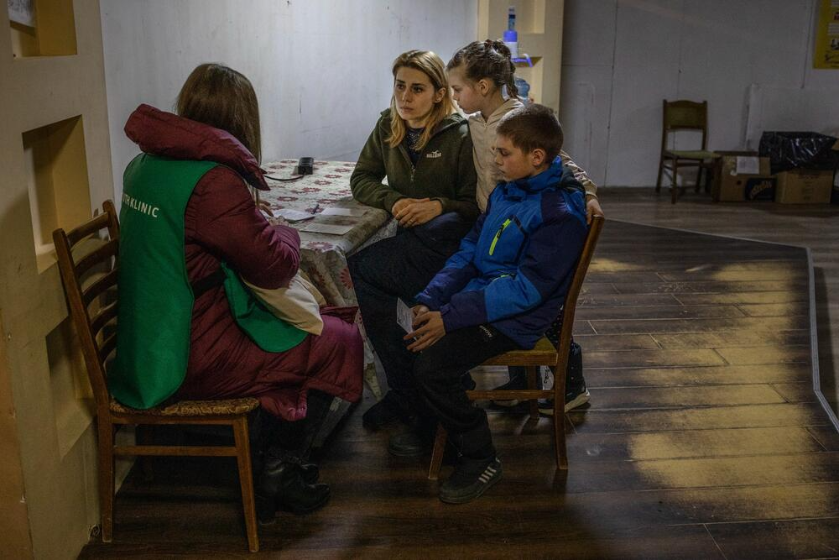 2人の子どもを連れてウクライナを離れたナディアさんと心理士のナタリアさん。家族はモルドバの首都キシナウの避難所に滞在しています。© UNFPA/Siegfried Modola