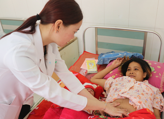 UNFPAカンボジアの支援する緊急産科ケア施設にて助産師のケアを受ける出産後の母子。パンデミック時には、これらの産科施設もコロナ対応に追われ、母体搬送や産科救急ケアの提供に影響が及びました。
